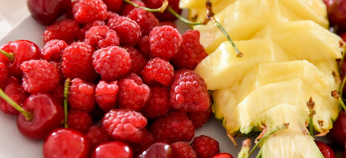 THE DETOXIFYING PROPERTIES OF PINEAPPLES AND RASPBERRIES