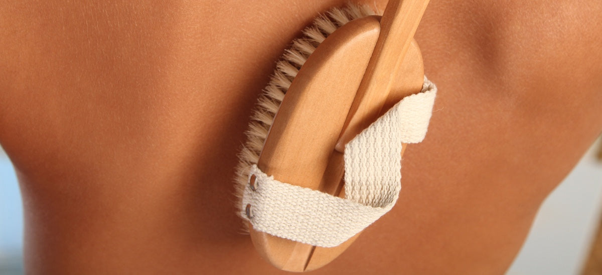 DRY SKIN BRUSHING 101: HEALTH BENEFITS & HOW TO BRUSH